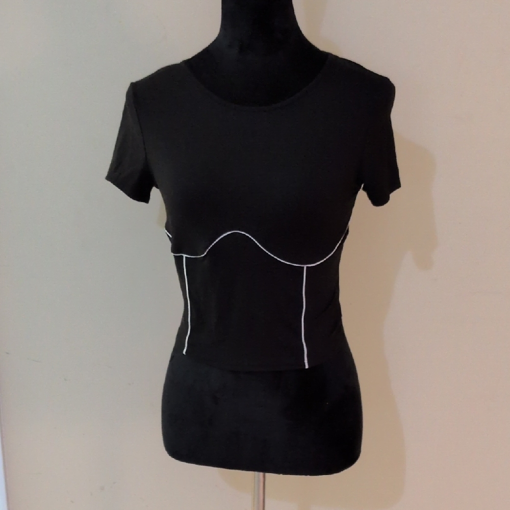 Black Short-Sleeve Contour Seam Crop Top with Contrast Stitching